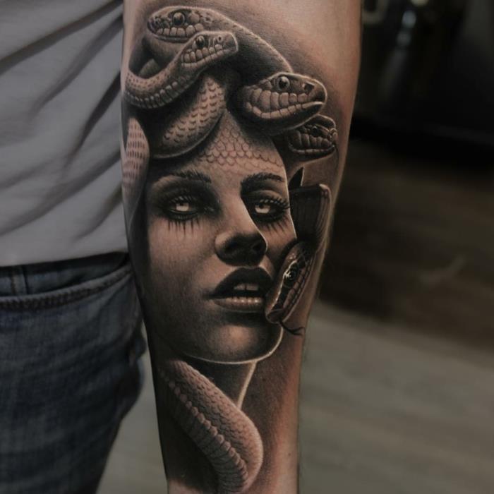 tetovací rukáv medúzy na mužskej ruke, zlá žena s hadom