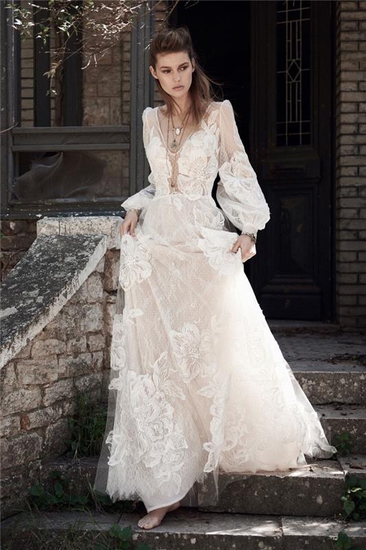 blommig spets bohemisk bröllopsklänning modell, vit puffärmsklänning med tyllkjol och spetsblommor