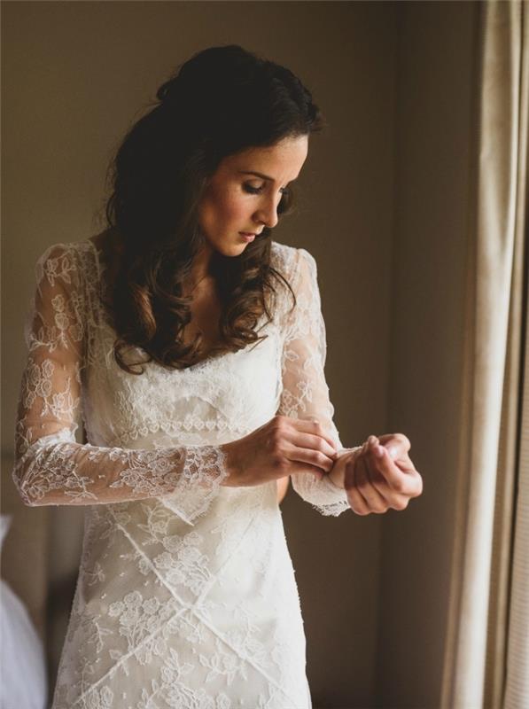 billig bröllopsklänning idé, vit klänningsmodell med transparenta blommiga spetsar, brudfrisyr med lockar