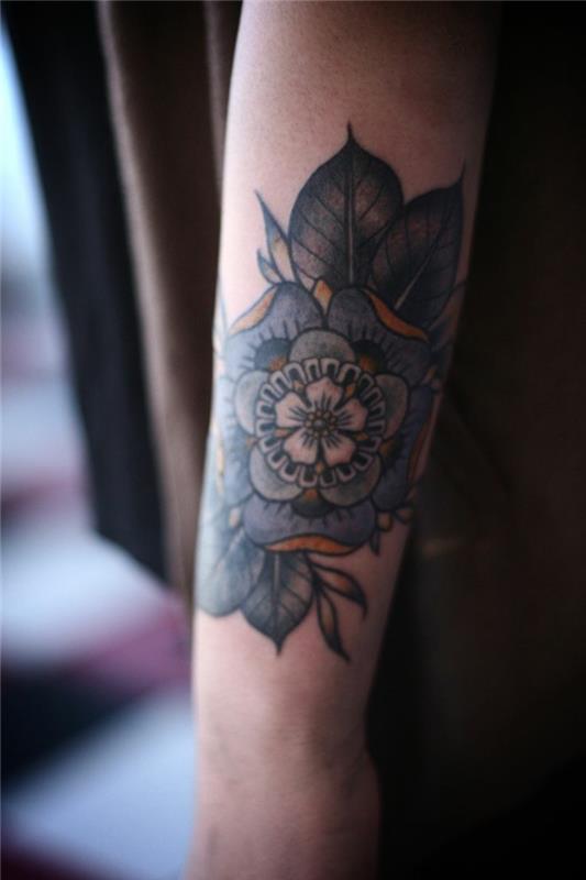 Nádherné kvetinové tetovanie na fotografiu krásnej ženy na ramene