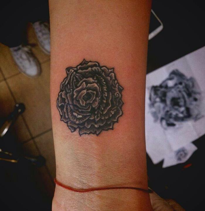 Krásne tetovanie s malým kvetom ružové čerešňové kvety