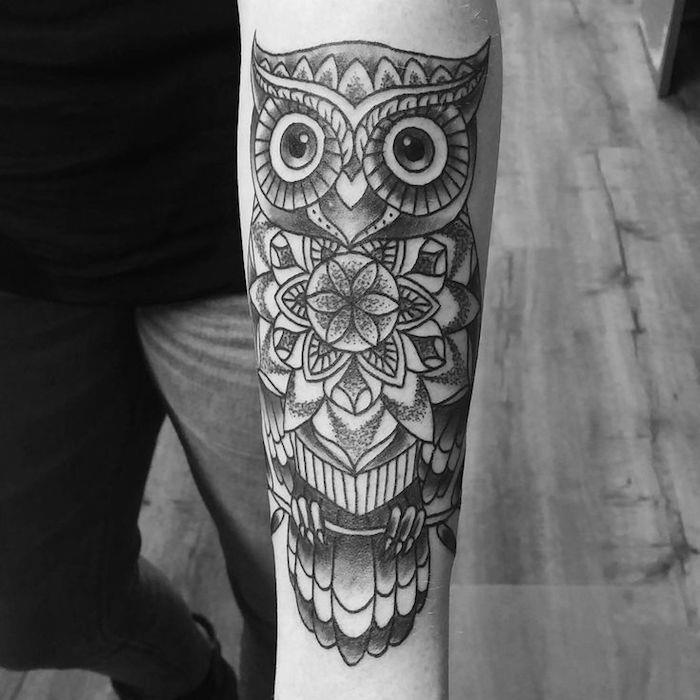 mandala uggla, underarm tatuering idéer, svartvitt foto, trägolv