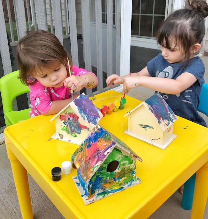 fågelmatare projekt aktivitet målning på trähus med akrylfärg i olika färger abstrakt konst ockupation DIY barn sommar