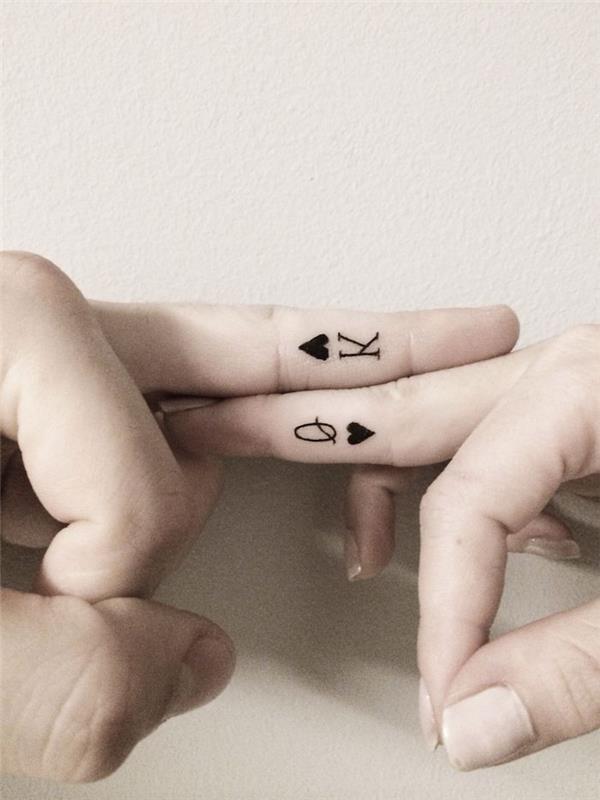 فكرة لكل un tatuaggio di coppia ، lettere tattoo con i simboli delle carte da gioco