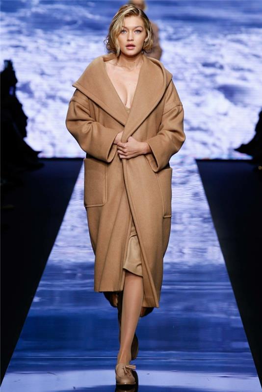 Gigi Hadid, kabát z dlhej vlnenej bundy, ťavý kabát rovného strihu, módna prehliadka