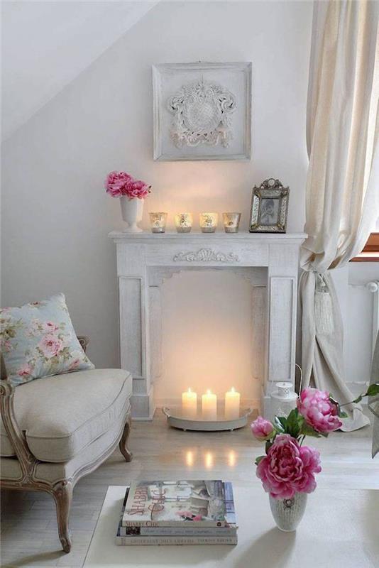 ديكور غرفة المعيشة الكلاسيكية الرومانسية مع رف الموقد الخشبي الأبيض الزنجار مع الشموع في الموقد والمزهريات من الورود