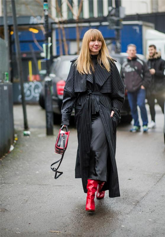 červené čižmy, dlhé pruhované sako, taška v čierno -červenom prevedení, žena s blond vlasmi, účes s ofinou
