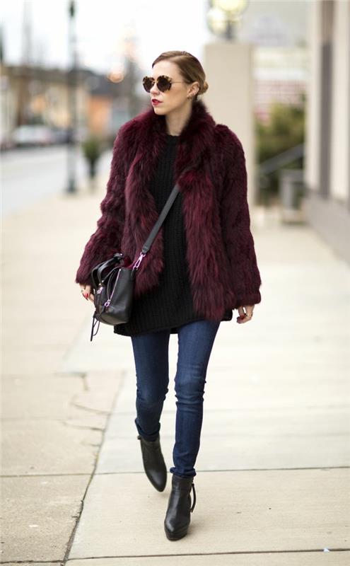 žena v meste, čierna taška cez plece, úzke rifle, čierne čižmy, bordový chlpatý kabát