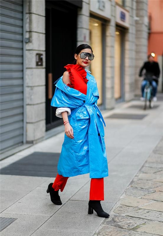 modrý nepremokavý kabát, červené nohavice, červená blúzka, nadrozmerné okuliare, moderná žena