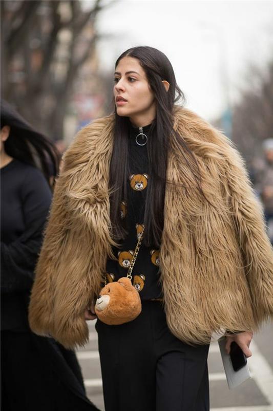 kožušinový kabát, taška s medvedíkom, čierna blúzka s aplikáciami plyšového medveďa, klasické nohavice