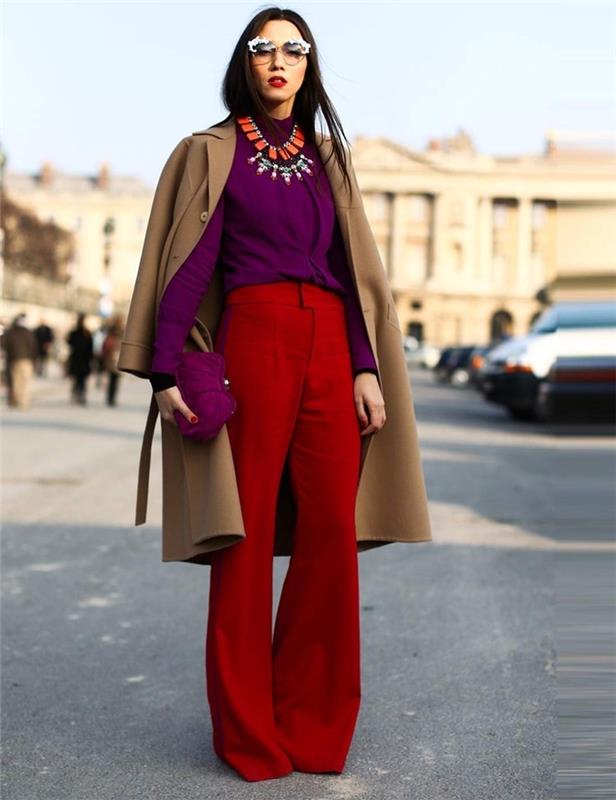 elegantný outfit v ťavom kabáte, ktorý zobrazuje odvážnu kombináciu jasných farieb