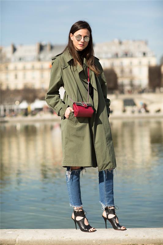 ako nosiť dlhý ženský trenčkotový kabát v polovici sezóny, elegantný vzhľad s džínsami, otvorenými sandálmi na vysokom podpätku a zeleným khaki trenčkotom