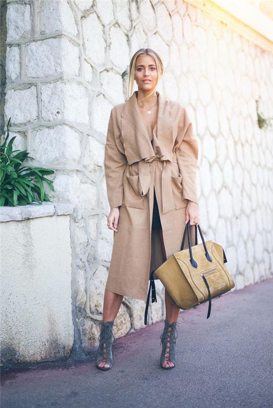 elegantný vzhľad v ťavom zákopovom kabáte spojenom s otvorenými členkovými topánkami s khaki zelenými šnúrkami