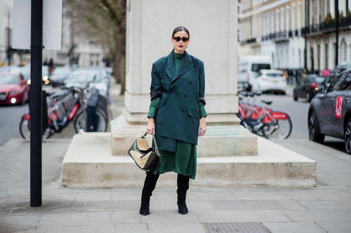 dlhé čierne čižmy, smaragdovo zelený kabát, zelená sukňa, nízky chvost