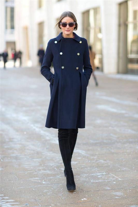 tmavo-modro-zafarbený-zara-kabát-pre-moderné-ženy-kráčajúce po uliciach