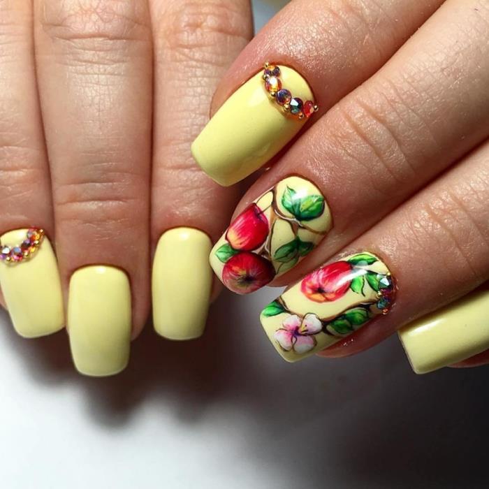 fyrkantiga naglar i gult och rött, äpple- och äppelblom nageldesign, sommar nagelkonst med strass och originaldesign
