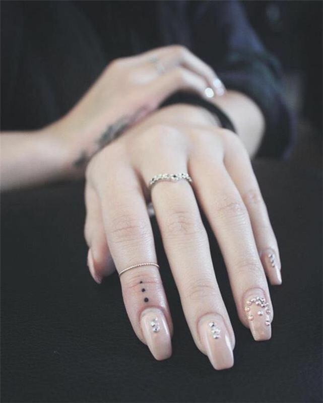 en elegant och subtil handtatuering, idé för en lyckad första tatuering, prickig tatuering