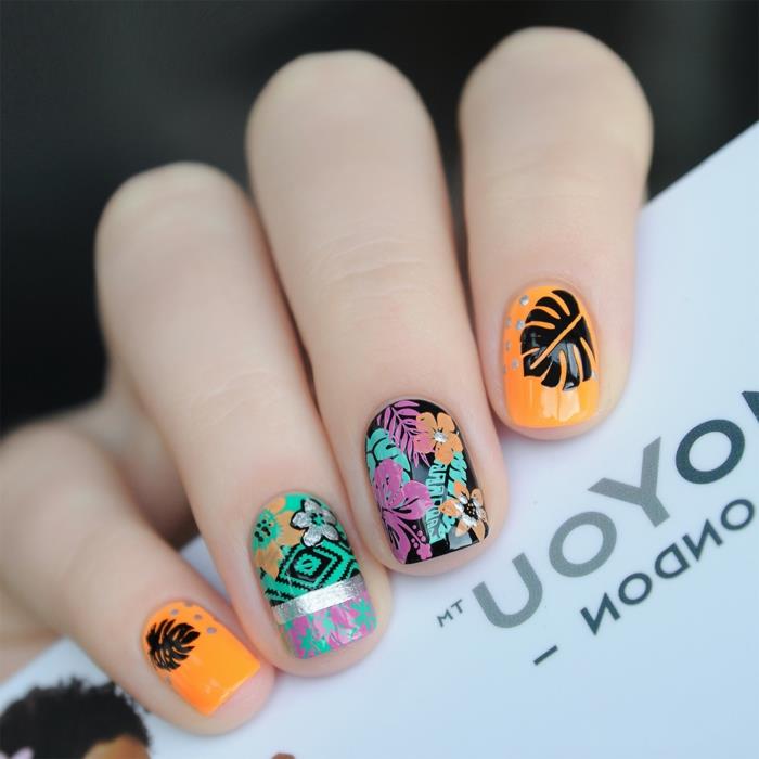 etnisk nagelkonstmodell, svart blad, folkmönster, stiliserade blommor, neonorange naglar