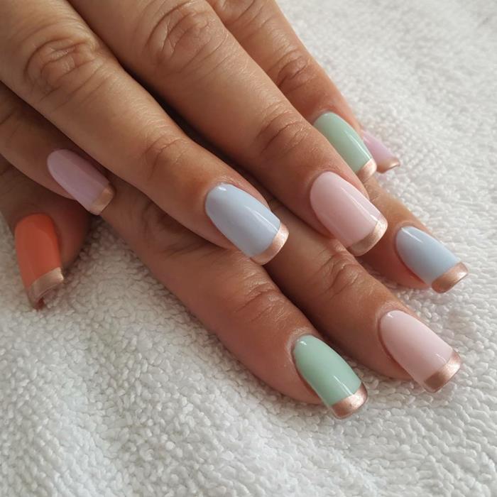 fransk manikyr, nagelkonst i söta färger, gyllene kanter, naglar i blått, rosa och orange