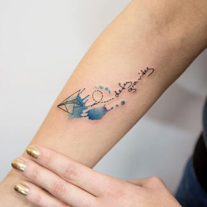 Originálne motivačné tetovanie, ktoré je možné kombinovať s tetovaním na meno alebo motivačným citátom, inšpiratívne tetovanie, papierové lietadlo