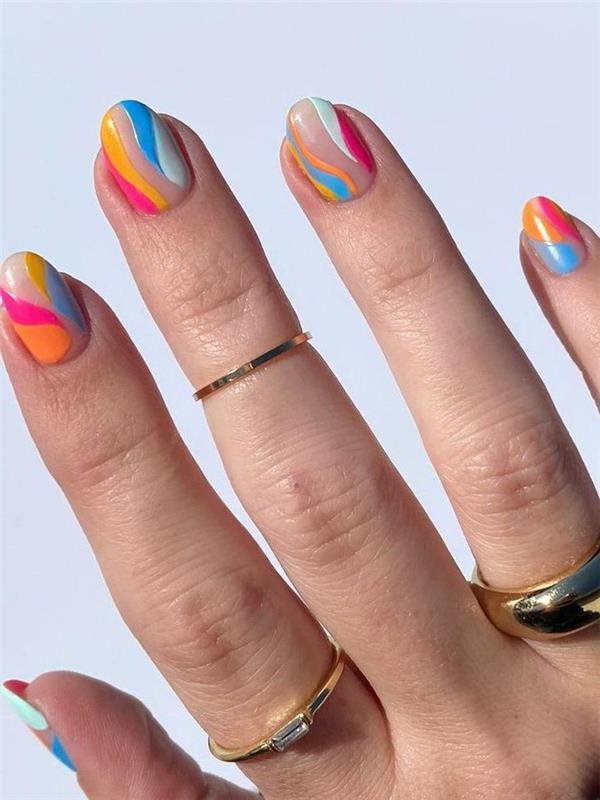 mångfärgad manikyr naken baslack gel nagel sommar enkel och original nagelkonst guldring