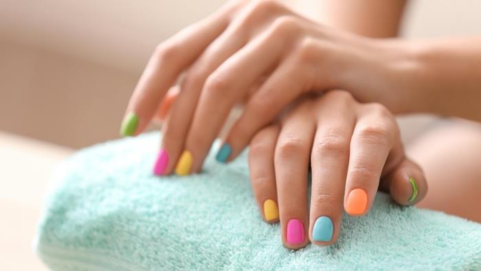 manikúra nechty niekoľko farieb trendy nail art jar pastelové laky starostlivosť krása ruky