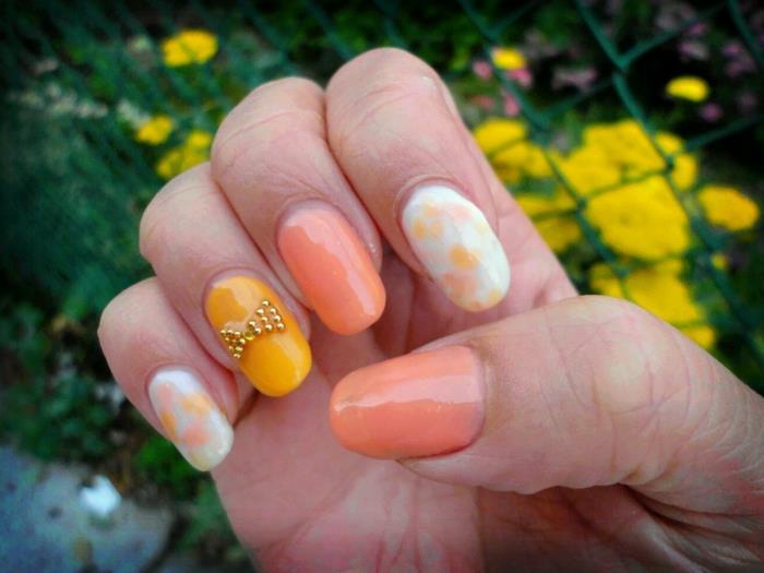 sommarspikdekoration, vita naglar, guldband, orange, gul och vit manikyr