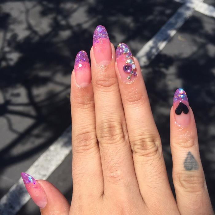 naglar i rosa och lila, hjärtatatuering, strass, glitter, sommarspikdekoration i genomskinliga färger