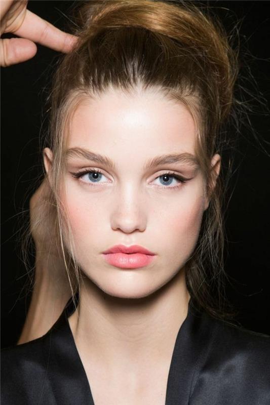 makeup-blue-eyes-pink-lips-learn-how-to-apply-black-eyeliner-rúž