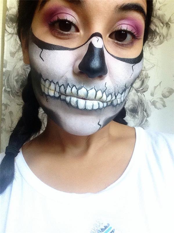 mladé dievča, makeup halloweenskej kostry, fialové očné tiene, čierny nos, ústa kostry