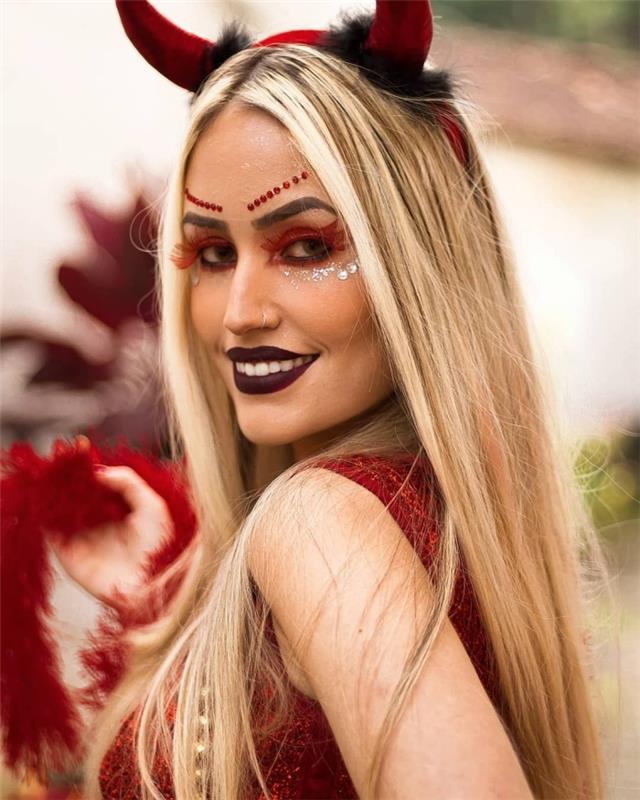 original och nyckfull djävulssmink inspirerad av festivallook med glitter och röda falska ögonfransar