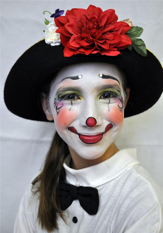 makeup flicka clown vit röd näsa