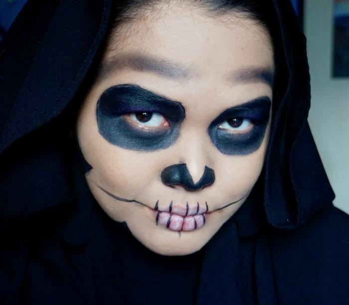 Make -up lebkovej halloweenky, ľahkej ženy halloweenskej kozmetiky, čierna čiara na perách