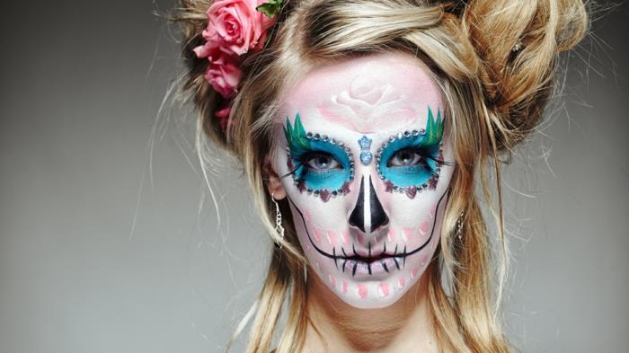 kostrový halloweensky make -up, tvrdá tvár s farebnými farbami, ružami vo vlasoch