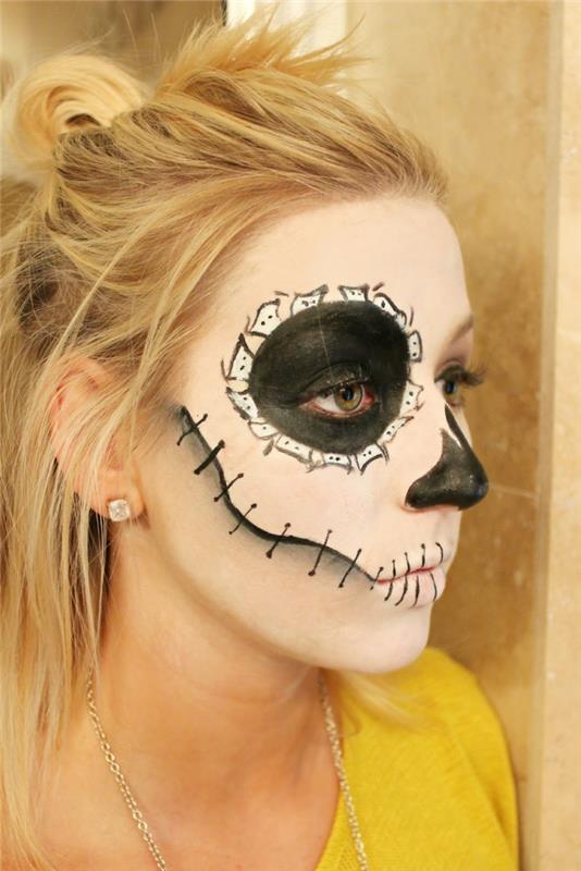 halloweenska makeupová lebka, polovičná lebka v čiernobielom prevedení, biele vlasy, líčidlo na línii očných kontúr