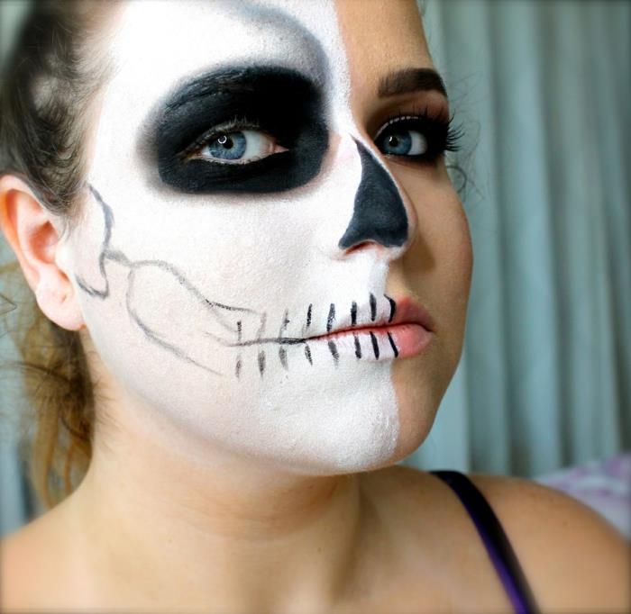 kostrový halloweensky make -up, dievča s ľahkým čiernobielym líčením, pol lebky