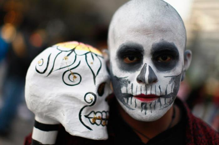 halloween sminkskalle, enkel halloween smink att uppnå med två färger och ett läppstift