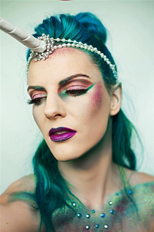 konstnärligt halloween -smink i rosa, grönt och lila för ett originellt enhörningslook, enhörningshårsmycken med pärlor på turkosblått hår