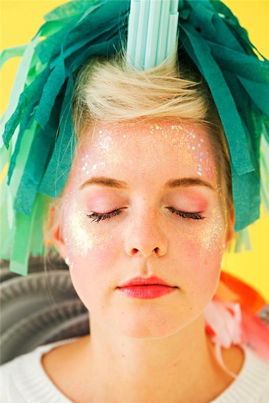 enkel halloween -smink för en enhörning, glittermakeup på kinderna och panna för en lysande hy