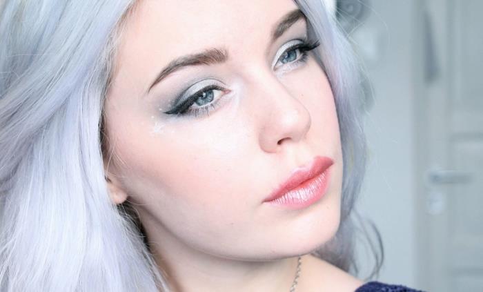 snow queen makeup, glitter läppstift, blå ögonskugga, blått hår