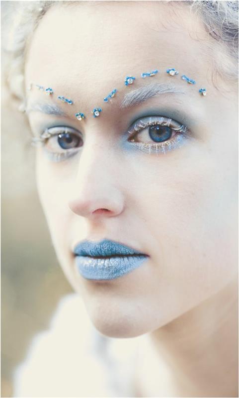snow queen makeup, klistermärken, blå makeup på en blek hy