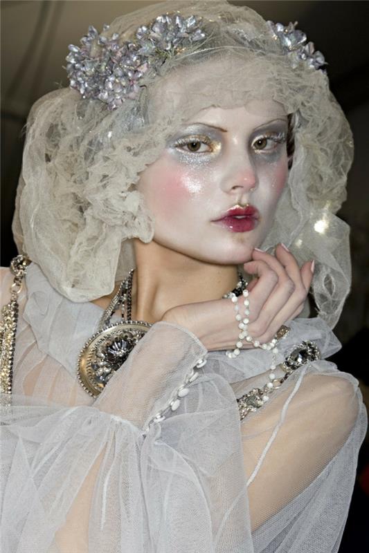 snow queen makeup, en kvinna förklädd till en vinterprinsessa