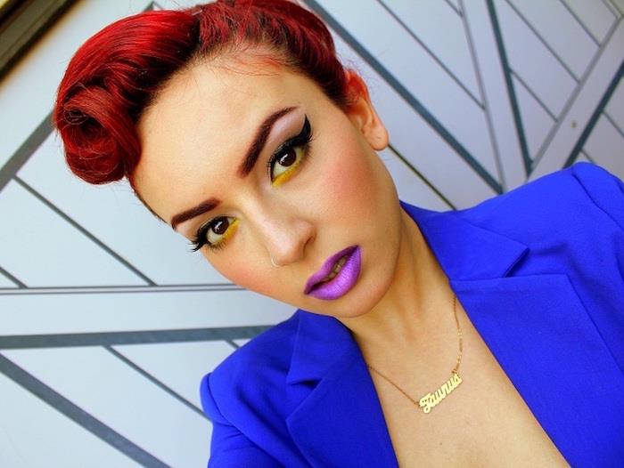 farebný moderný pin up makeup s retro účesom víťazných roliek a purpurovo červeným sfarbením, vintage očnou linkou, žltými očami a fialovým rúžom s dámskou bundou kráľovskej modrej