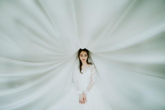 vilken design för trendig bröllopsklänning, vit klänningsmodell med långa genomskinliga ärmar med spets
