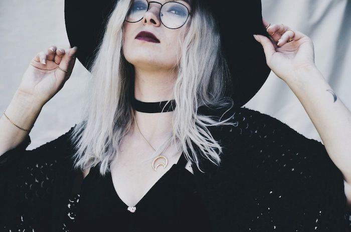 choker halsband häxa tillbehör, svart chunky mesh väst, runda ram glasögon, platina blond färgning, rött läppstift, halloween häxmakeup