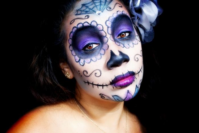 kostrový halloweensky make -up, modré očné jamky, orgovánové pery, namaľovaný nos, kvet vo vlasoch