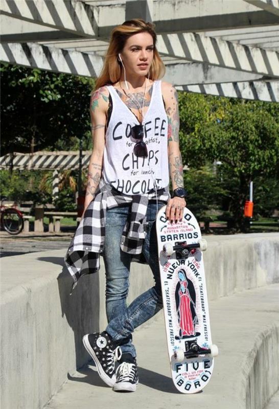 Sportig chic kvinna mode outfit just nu för tonåring flicka sneakers och jea