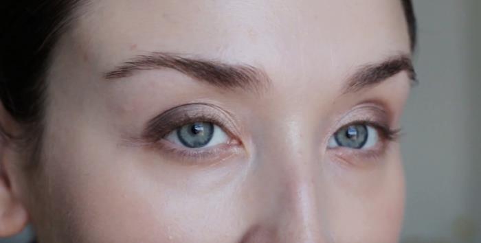 ako naniesť make -up, fotografiu s nasledujúcim krokom, ako aplikovať make -up na zelené oči, hnedé a béžové očné tiene
