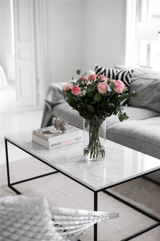 Skandinaviska möbler, vardagsrumsplanering i vitt och grått, vardagsrumsbord i svart och marmor, vit sänglampa