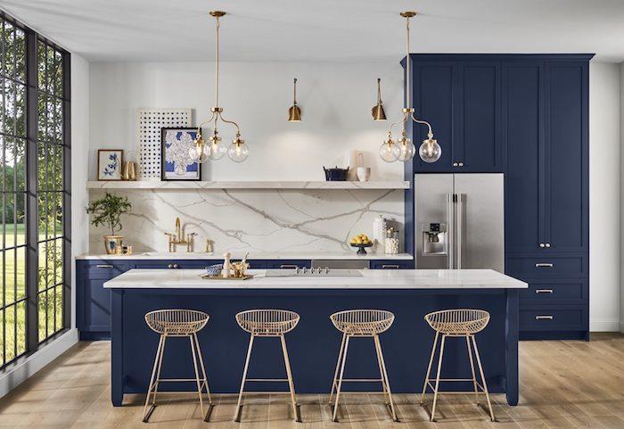 Kuchynská stena v modrej a mramorovej farbe, farba k sebe, moderný interiér pre domácnosť na vidieku